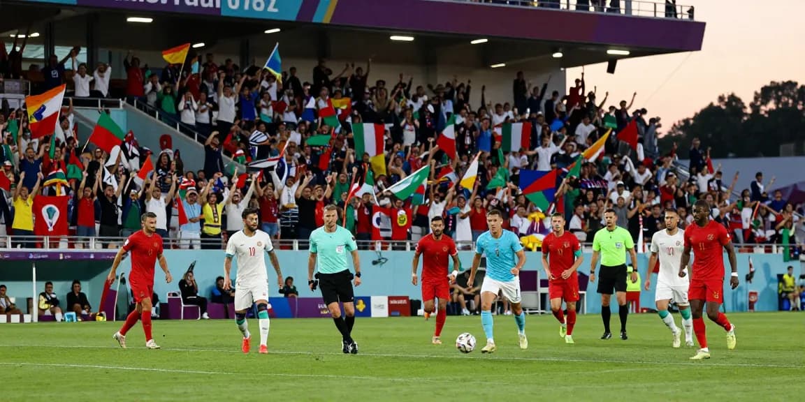 WM Fußball im Stadion mit Spielern in Aktion, jubelnden Fans und aufregender Atmosphäre