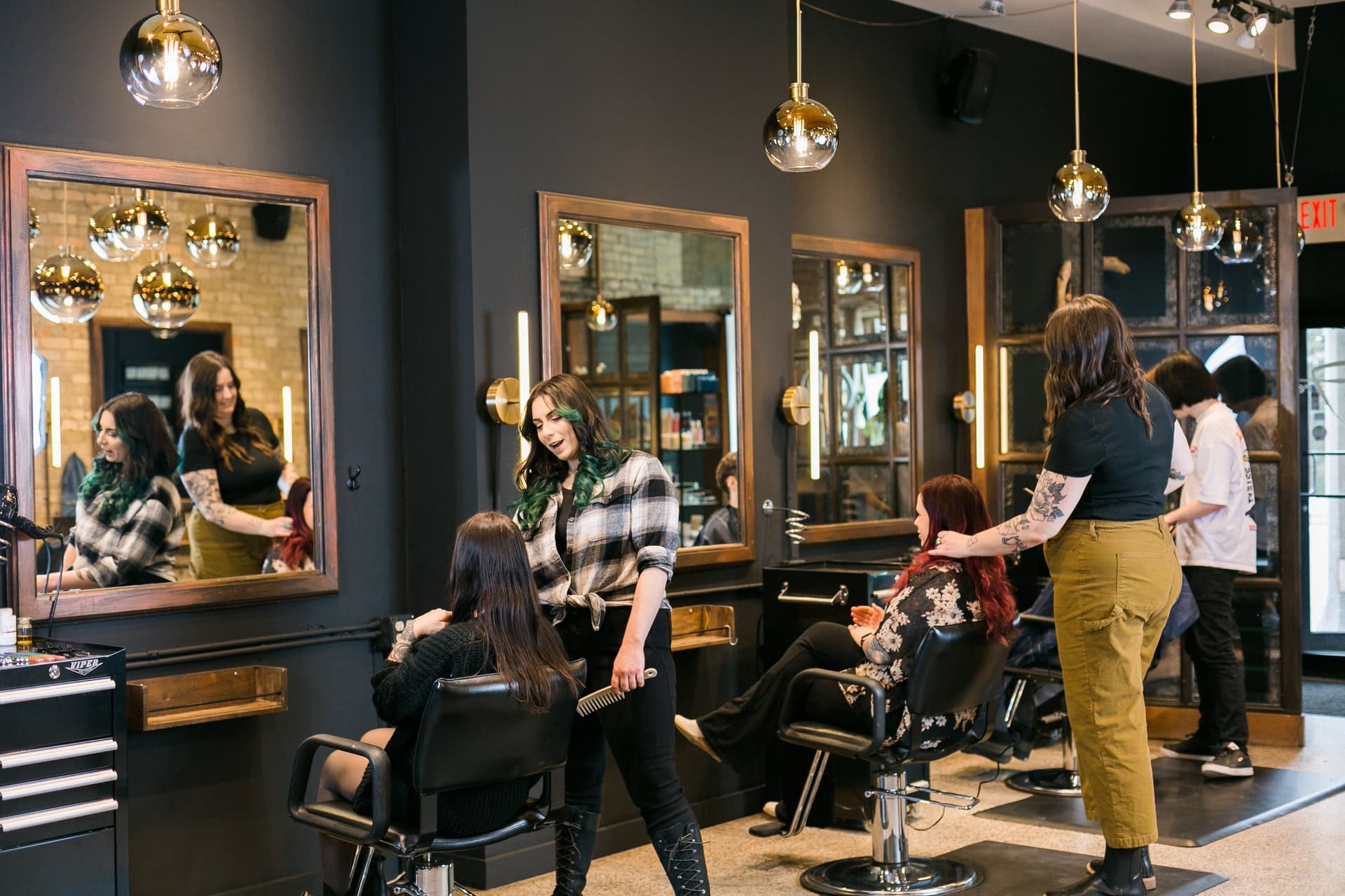 Exklusive Kosmetik Einrichtung und Friseureinrichtung mit kostenlosem Versand