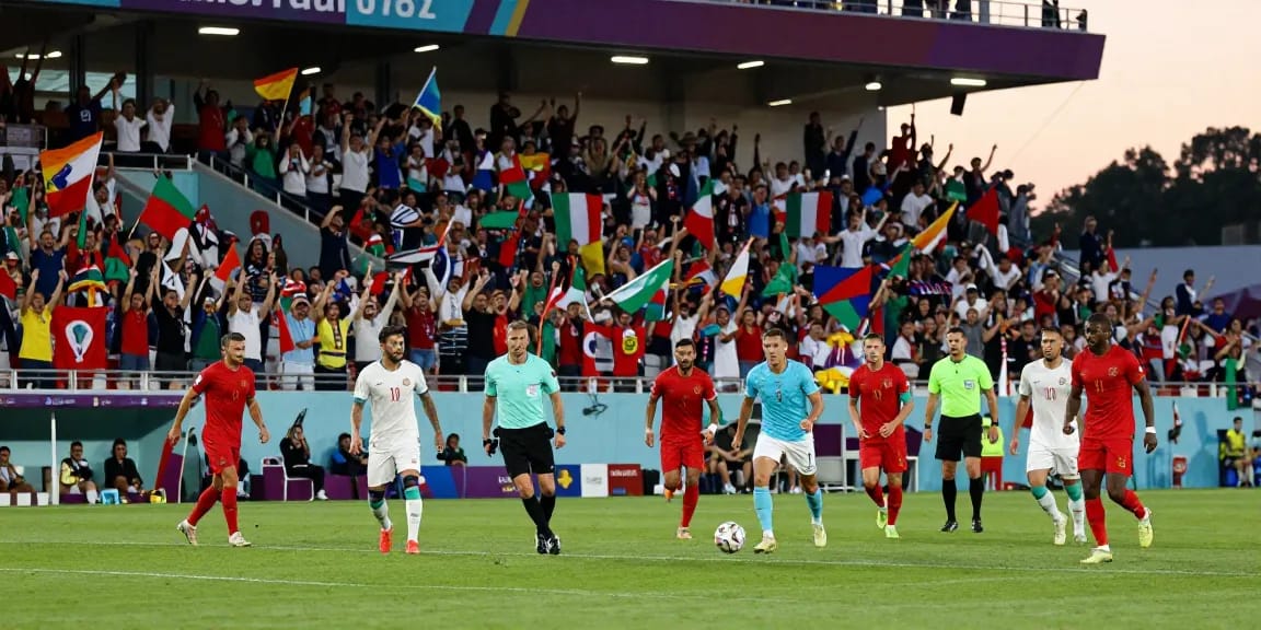 WM Fußball im Stadion mit Spielern in Aktion, jubelnden Fans und aufregender Atmosphäre
