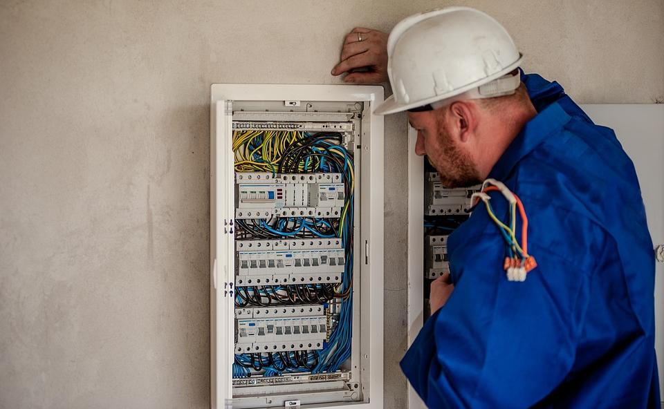 Prüfung elektrischer Anlagen: Auswirkungen auf Versicherungen und Haftung