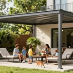 Stylische Terrassenüberdachungen in einem modernen Außenbereich mit Familie und Pflanzen.